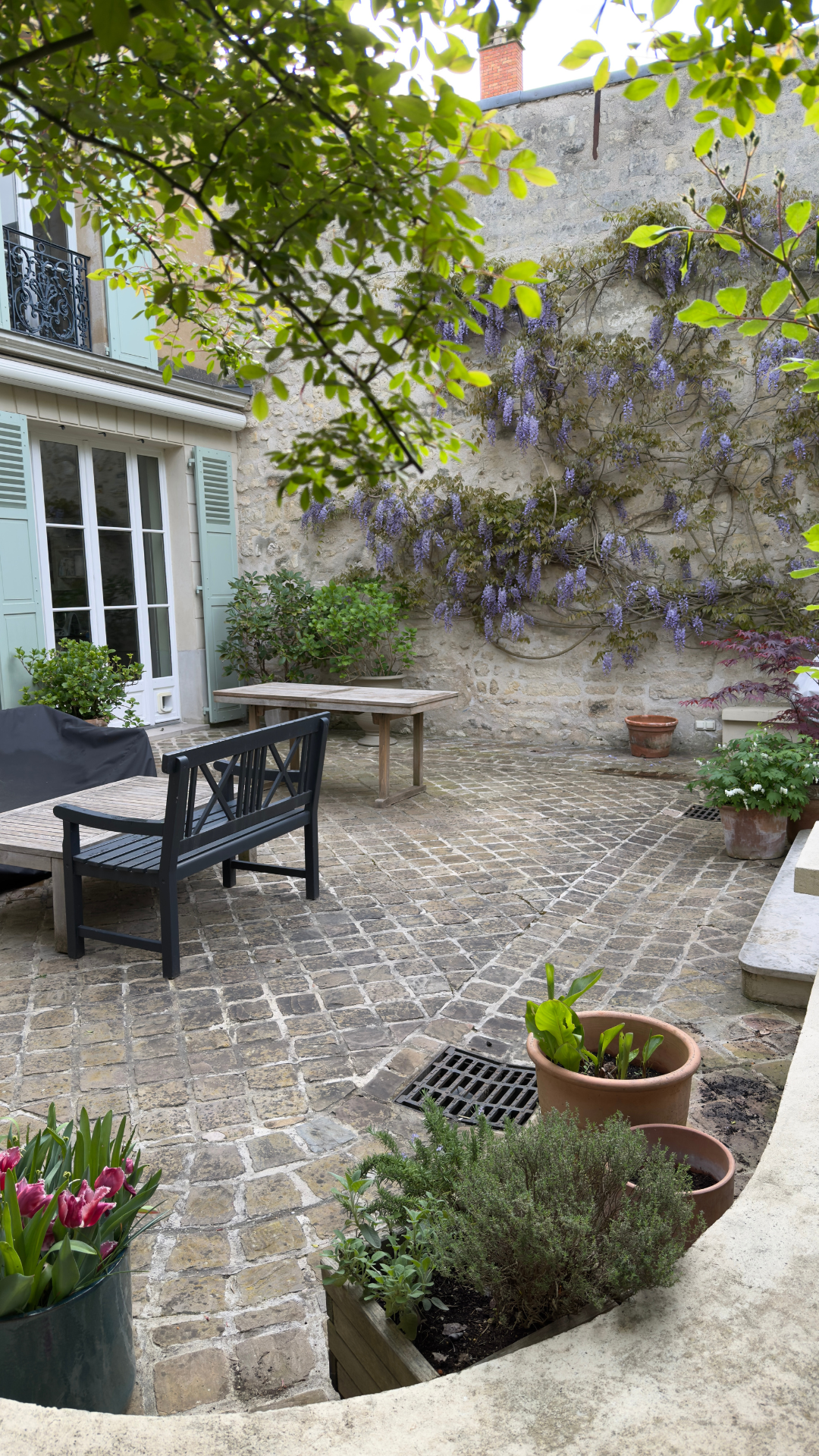 Nettoyage terrasse en pierres par renovatech avant Nettoyage terrasse en pierres par renovatech avant